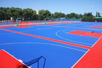 塑膠運(yùn)動(dòng)場(chǎng)地建設(shè)與材料供應(yīng)全解析 從哈爾濱塑膠跑道到人造草坪應(yīng)用